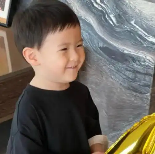 沈腾3岁儿子正脸照曝光!脸蛋可爱酷似老爸,穿180鞋豪宅内开超跑