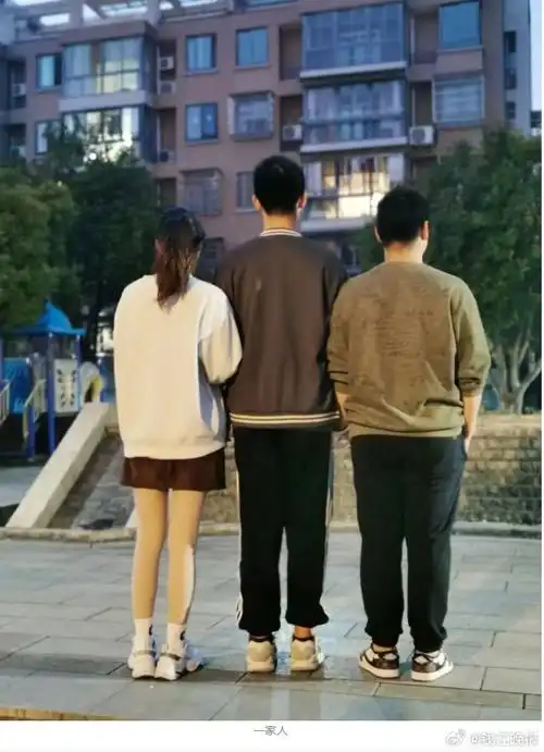 余姚市姚北实验学校鲍老师向记者报料,称学校一位六年级的男生,身高