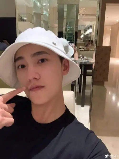 杨洋晒素颜自拍上火冒痘 皱鼻卖萌纠结是否要吃饭