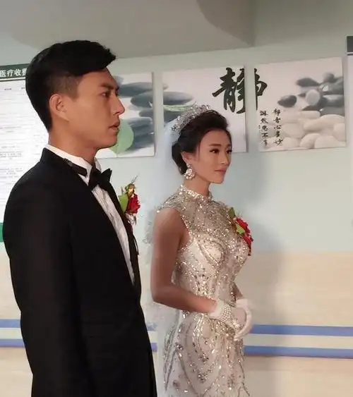 《我们的爱》剧透靳东跟那个小三在一起 穿上婚纱在医院结婚