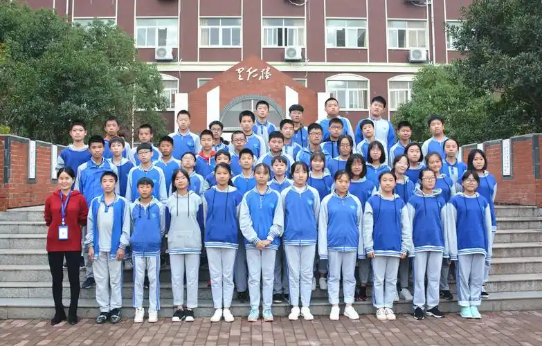 c1702班学生和班主任黄勇老师合影c1701班学生和班主任王懿姿老师合影