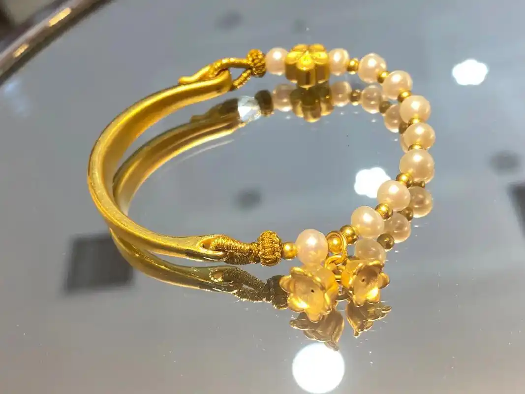 一半足金手镯,一半手工编织珍珠串珠手链 就像我们自己一样 一 - 抖音