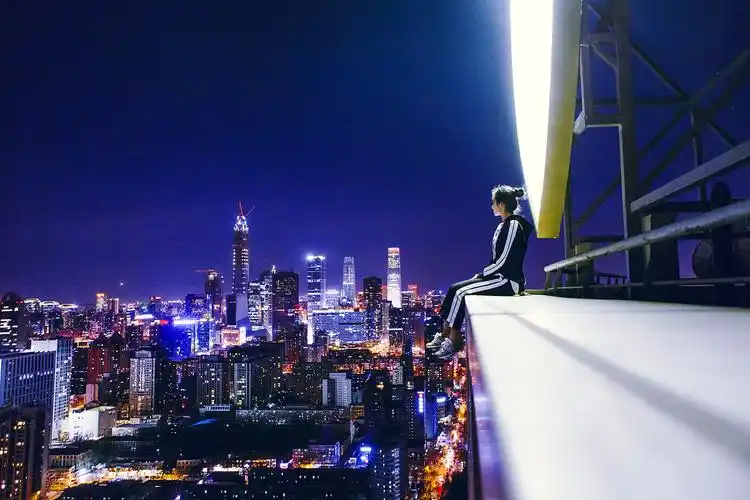 夜晚楼顶的董小姐