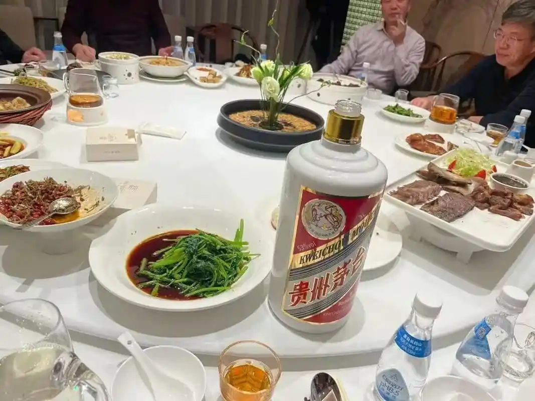 不论和谁喝酒,在酒桌上都不要犯这些大忌,关系再好也不行!