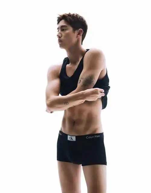 历届ck男模不仅靠颜值,还靠身材……_张艺兴_内衣_偶像