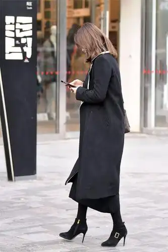 穿短靴就要选择高跟鞋,粗跟和细跟你喜欢哪一款,会怎么搭配呢?