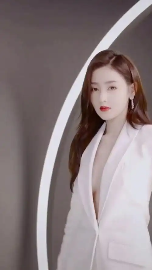 一套白西装,惊艳全场,张天爱