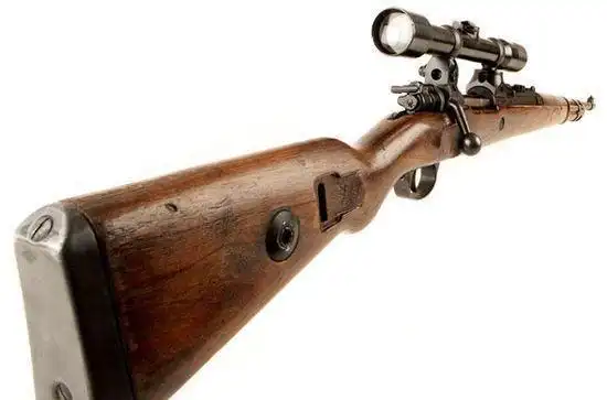 kar 98k步枪继承了毛瑟步枪的后拉旋转式枪栓,内置交错式5发子弹容量