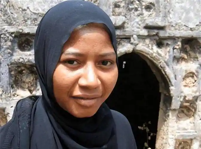 钢丝卷头发,也有标志性的厚嘴唇,这些外貌特征都是非洲肯尼亚人的象征