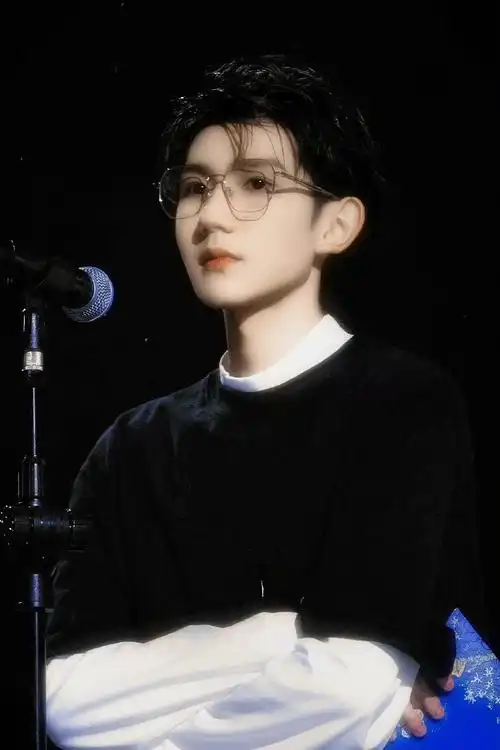 被王源戴眼镜帅晕#帕莎眼镜品牌代言人王源