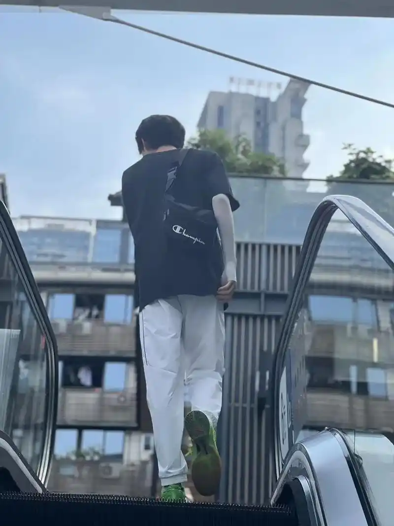 get 成都太古里#男生写真 #路人视角 - 抖音