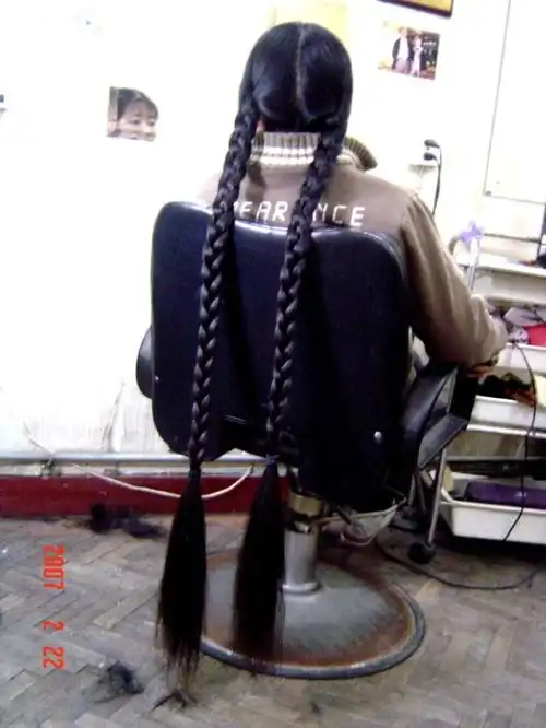 姑娘愿把剪下的乌黑亮丽的垂直丰厚秀发,奉献给广大爱发友,把美丽的