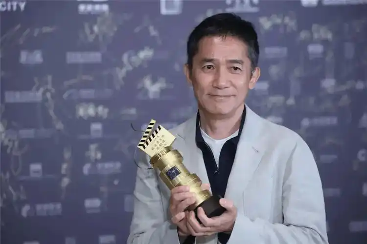 42届香港电影金像奖到底是梁朝伟6封影帝还是大鹏创造历史