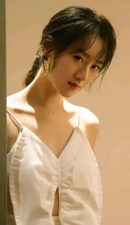 原创袁冰妍最新古装造型曝光手持圆扇饰貂蝉柔媚动人她一直很好