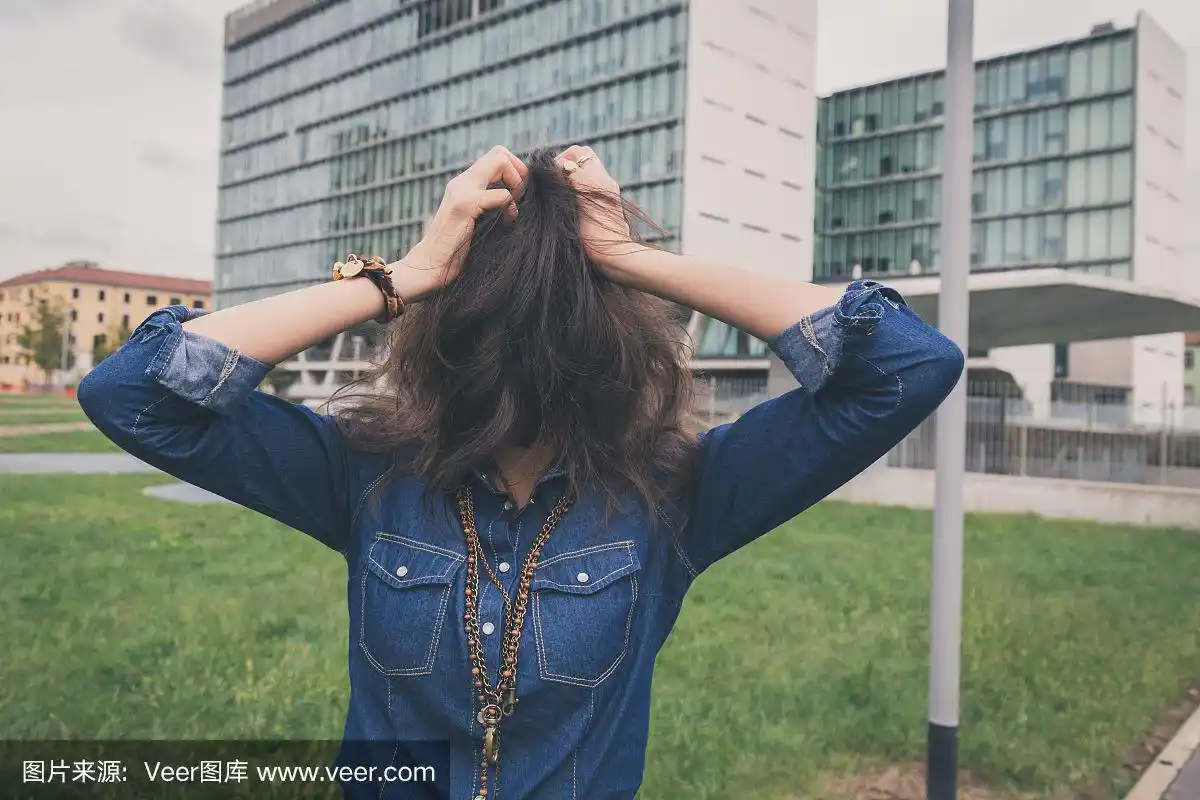 漂亮女孩用头发遮住了脸