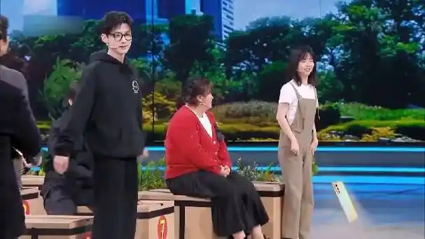 白敬亭与谭松韵玩游戏,谭松韵也太轻了,坐在箱子上都掉不下去_新浪