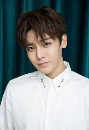 胖脸男生剃小眼皮短发造型诠释可爱风格男生短卷发(2) - 短发发型图片