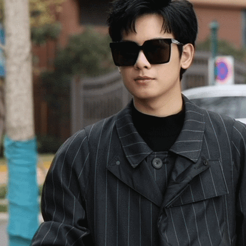 演员胡先煦小风衣一穿,小眼镜一戴,哎～有点子帅气在身上了小胡你