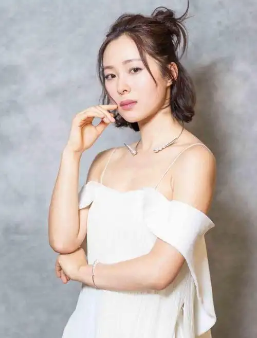 江一燕真自信穿吊带裙胸口仅靠别针连起来意外有了高级感