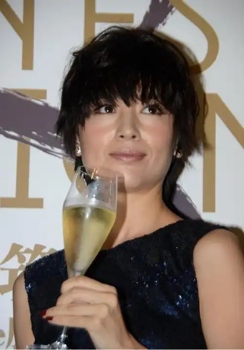 董洁短发造型不太成功,穿会反光的亮片连衣裙,没有清纯少女感