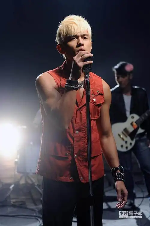 在2000年发行同名专辑《jay》出道的周杰伦,以独特的r&b式唱腔,以及