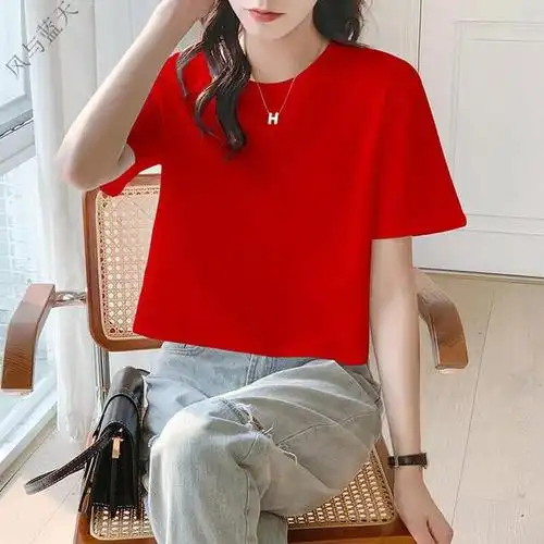 白色t恤配红色裤子好看吗?