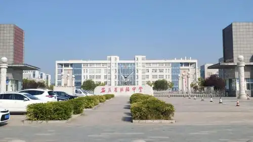 不知不觉就来到了枞阳中学门口,门前的题字吸引了我们.