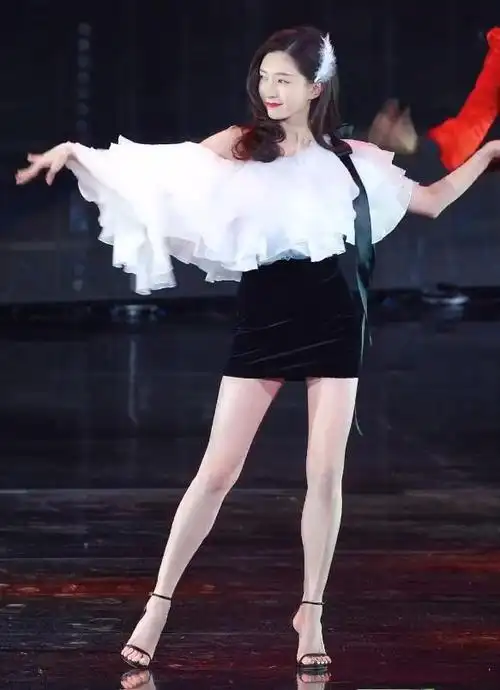江疏影穿三分裙秀腿,开始没觉得多细,和伴舞同框,才发现有多美