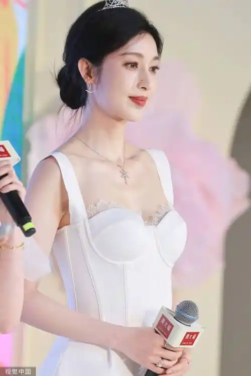 张俪穿吊带裙勾勒窈窕身段头戴王冠小性感事业线