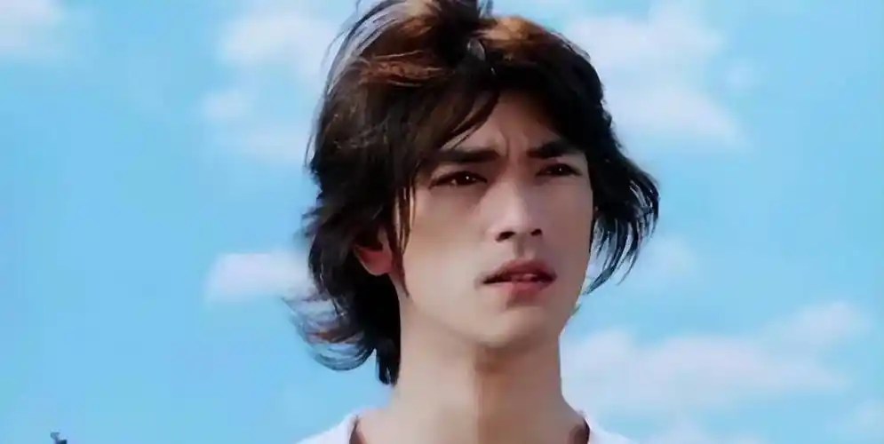 金城武在长发男星中是不得不提到的一位,长发更是将他的忧郁气质发挥