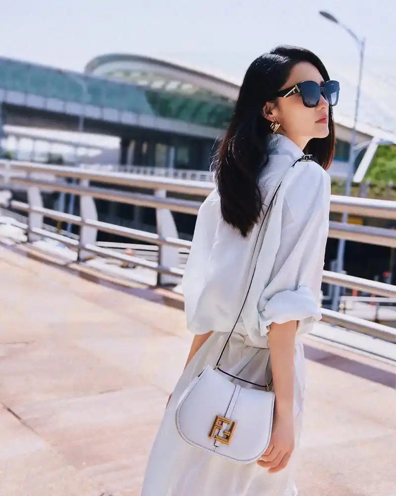 李沁的一组美照曝光,她披散柔顺长发,身穿白色衬衫裙尽显温柔知 - 抖