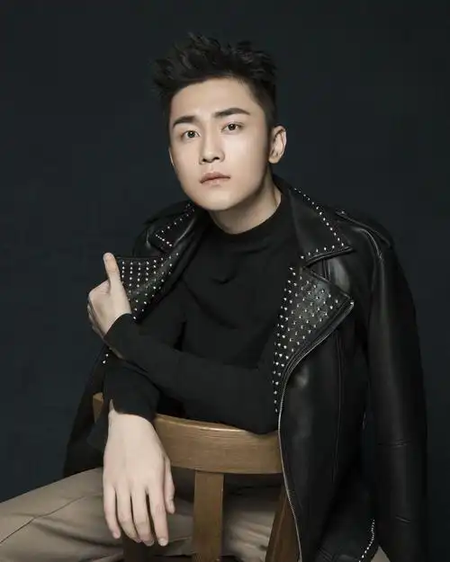 青年演员周航帅气逼人写真图片