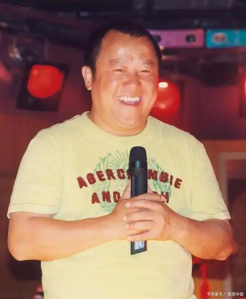 原来曾志伟也曾风华正茂难怪18岁佳人早早托付终身魅力难挡