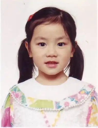 邓紫棋童年照片,呆萌可爱.讨人喜爱.邓紫棋二十岁照片,青春充满活力.
