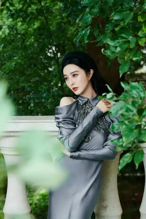 知名演员范冰冰身着albertaferretti2021