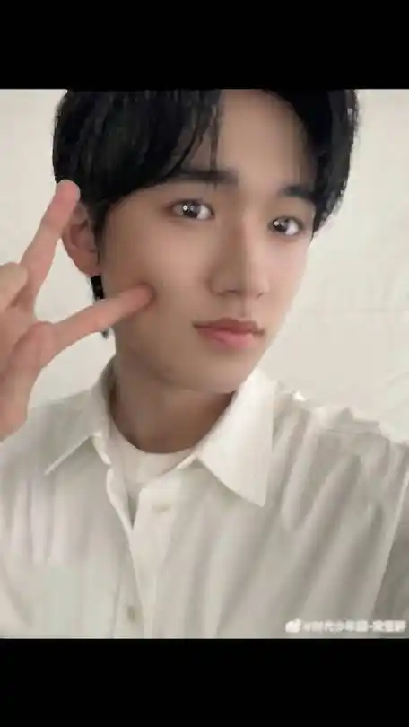 宋亚轩比耶戳脸