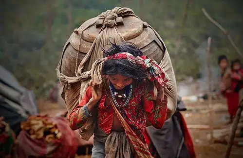 钮韦日前在尼泊尔东部的苏尔凯德地区拍摄了一组狩猎人原始生活的照片