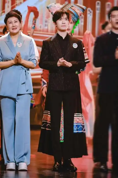 易烊千玺献唱不辞星海#  五十六个民族,五十六枝花