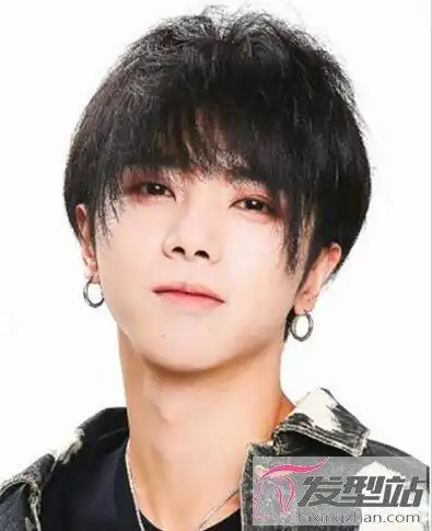 刘海是细碎的修剪,显得灵动无比,使得男生的眉眼若隐若现