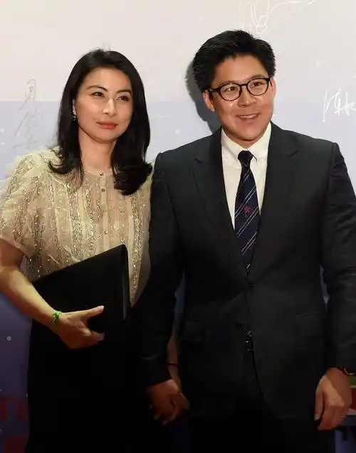 合影充分体现了郭晶晶与港圈名媛绅士的不同_霍启刚_活动_派对