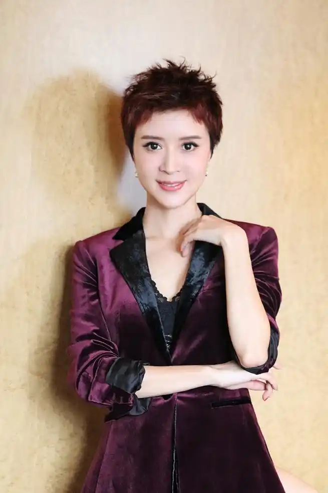 阔太金巧巧撩起刘海更美,紫色天鹅绒西装配蕾丝内衬,高级有质感