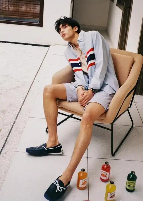 宋威龙多"时髦"?斑马造型腿真长,寸头配迷彩鞋,没颜值不敢穿