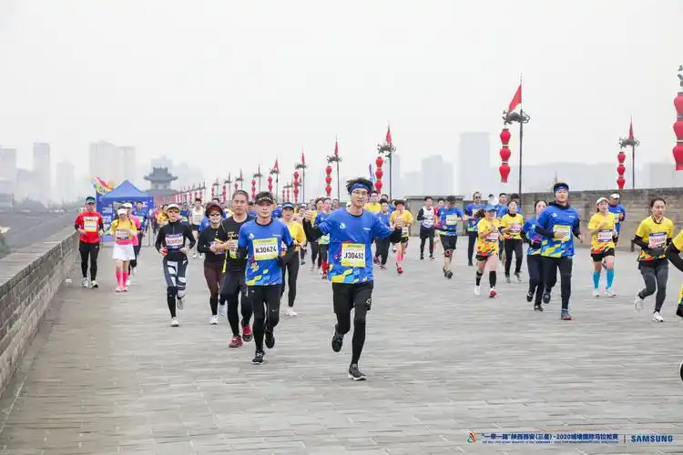 2020西安城墙国际马拉松赛欢乐起跑 百场马拉松掀起"我要上全运"全民