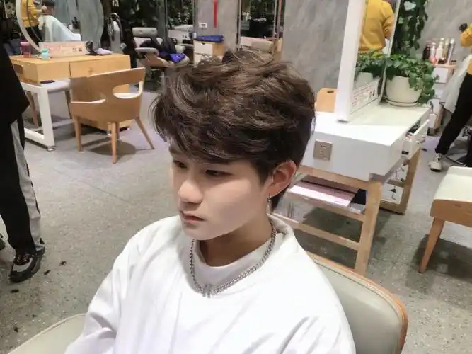 男生氛围感烫发 ,超帅三七分蝴蝶烫. 男生发型蝴蝶烫发现王国理发店