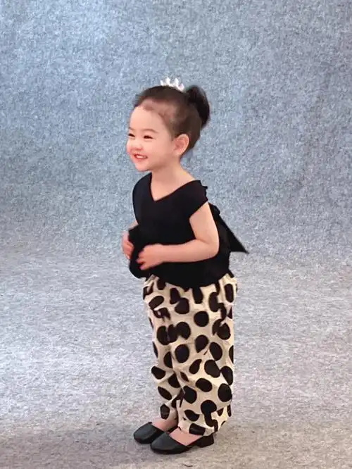 碰瓷戚薇女儿lucky大家看像吗