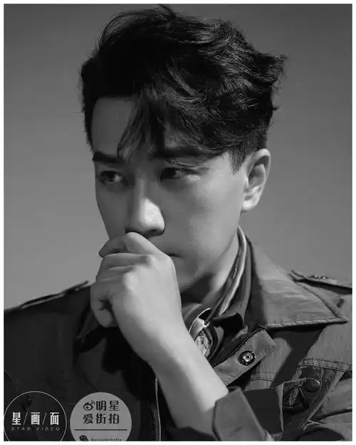 刘恺威光影魅力大片曝光穿蓝色西服套装绅士温柔