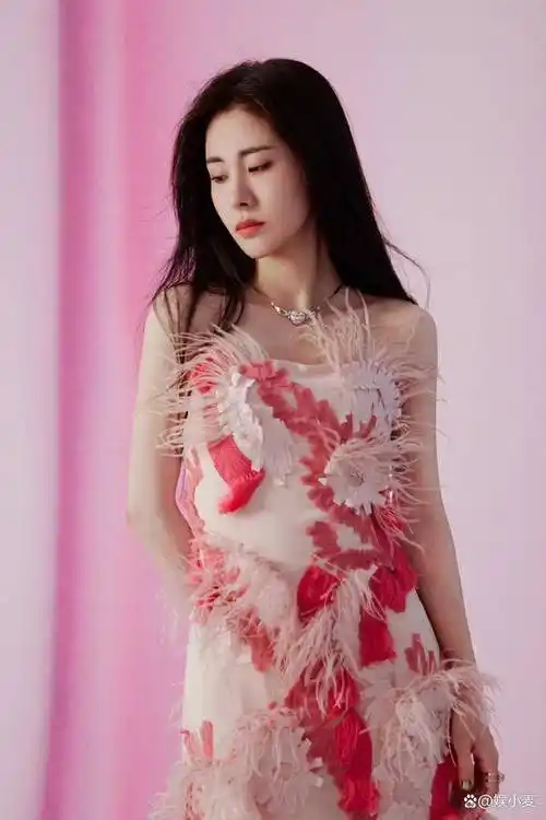 张碧晨的34岁,穿露背吊带裙的她女人味十足,没见过这么美的辣妈