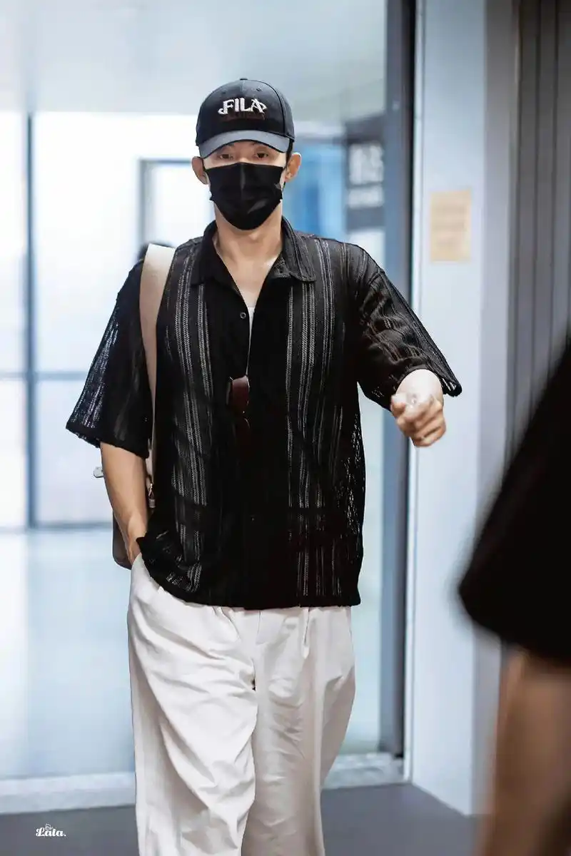 黄景瑜 #黄景瑜#久违的白裤子,今天的穿搭好潮呀!侵删! - 抖音