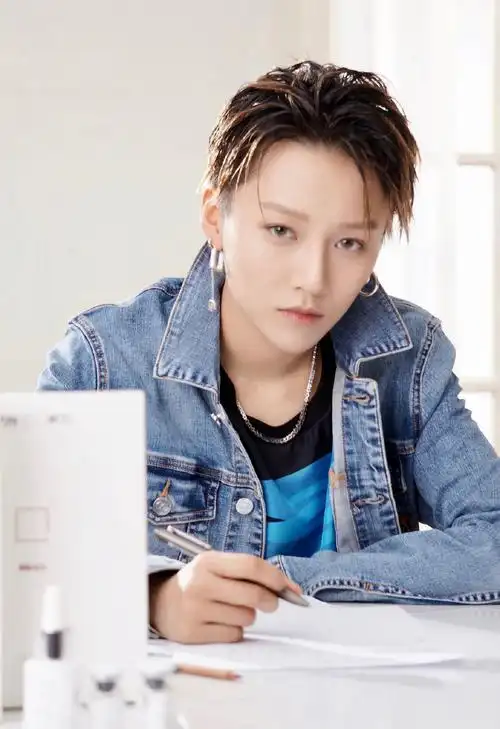 简介:蜜蜂少女队刘雨昕写真图片,分享一组刘雨昕图片给大家,图中的