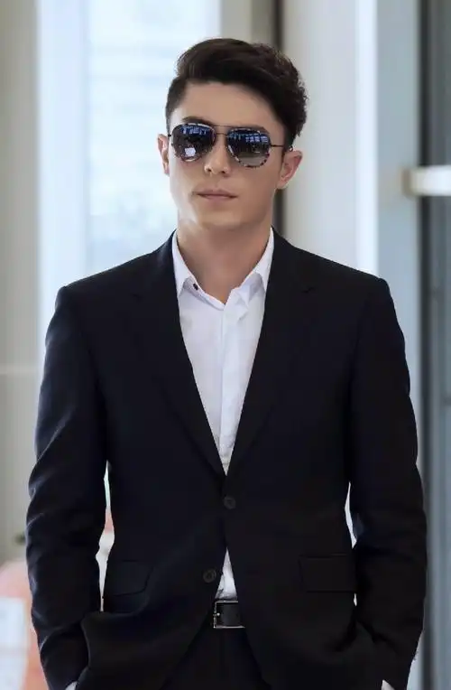 黑色西装配什么衬衫才能稳重不沉闷